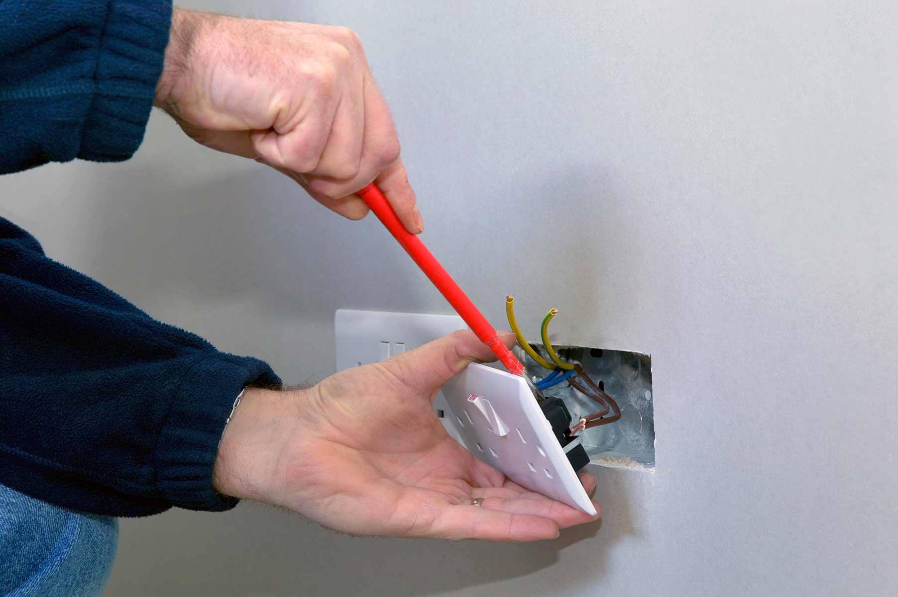 Our electricians can install plug sockets for domestic and commercial proeprties in Tonbridge and the local area. 
